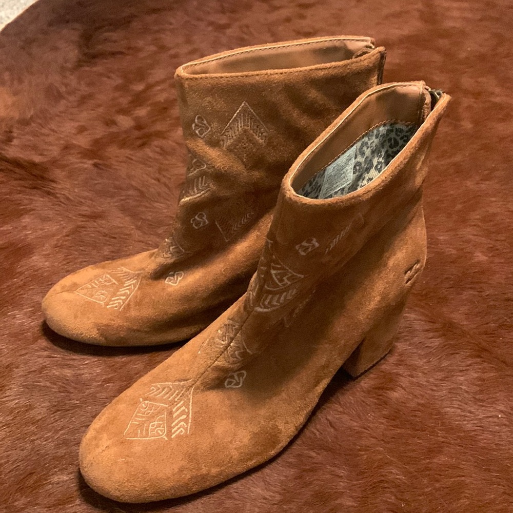 Billabong boots. Size 8.5. Cool pattern